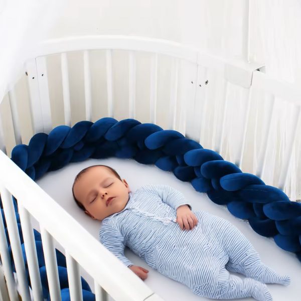 contour de lit bebe bleu enfant endormi dans lit