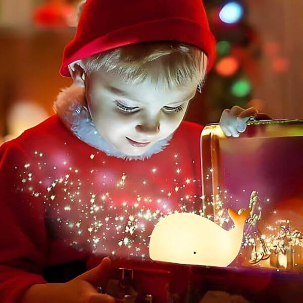 Veilleuse-baleine-cadeau-enfant-souriant