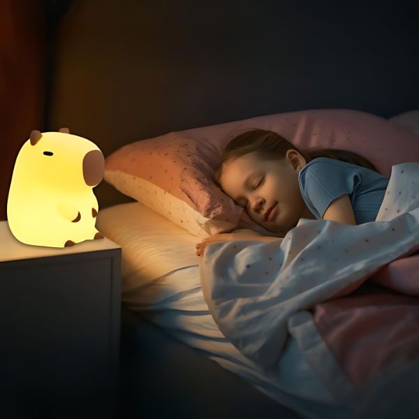 Veilleuse-bebe-capybara-sommeil-fille