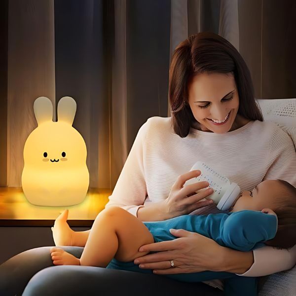 Veilleuse-lapin-biberon-allaitement-lueur-tamisee
