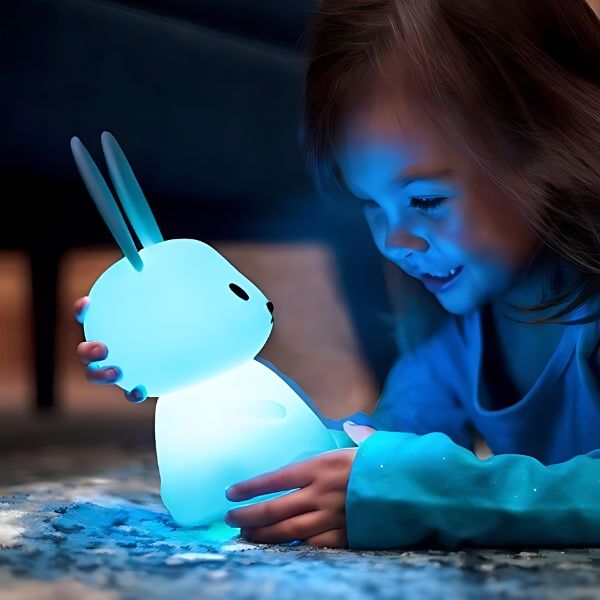 Veilleuse-lapin-enfant-heureux-souriant