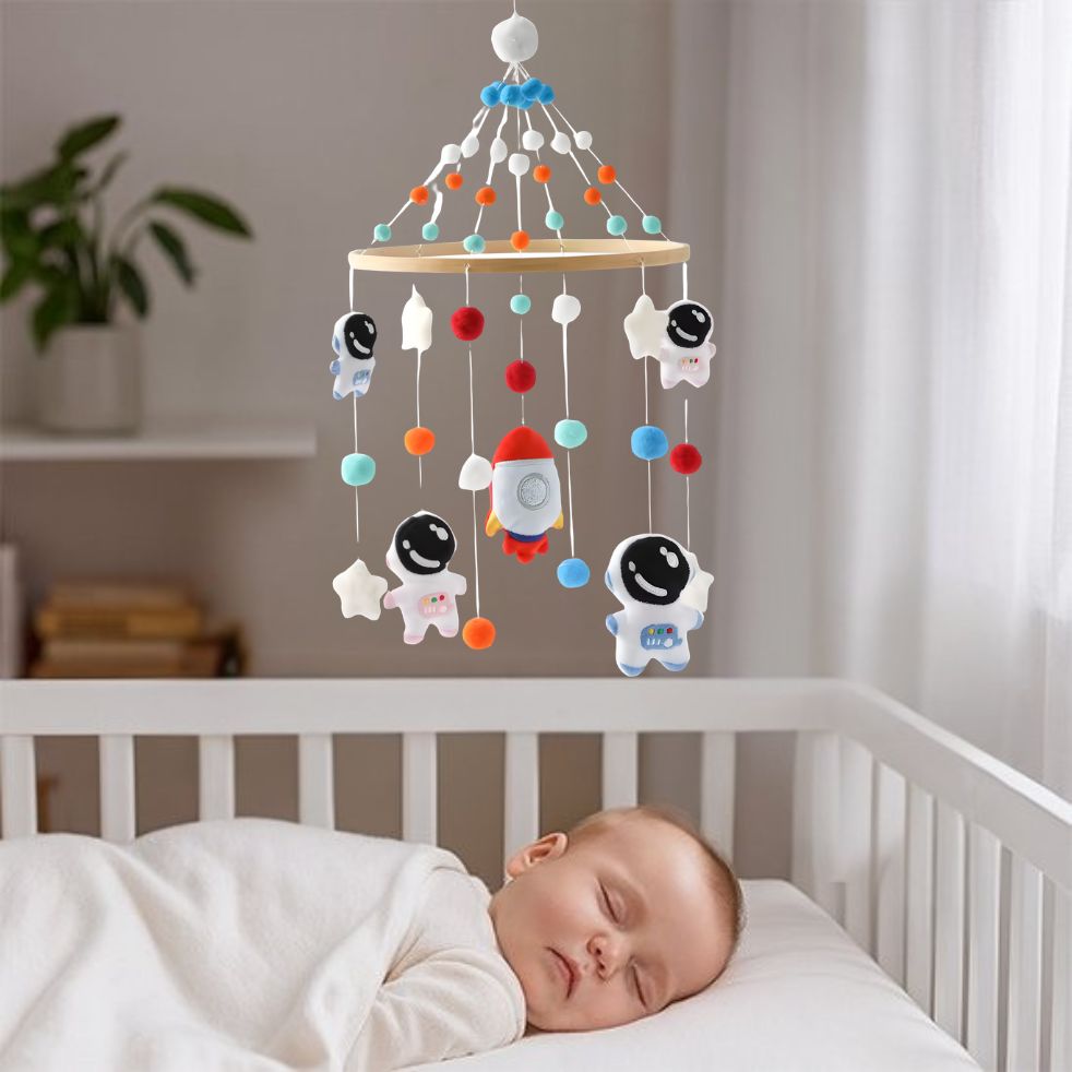 mobile bebe astronaute garcon endormi dans berceau