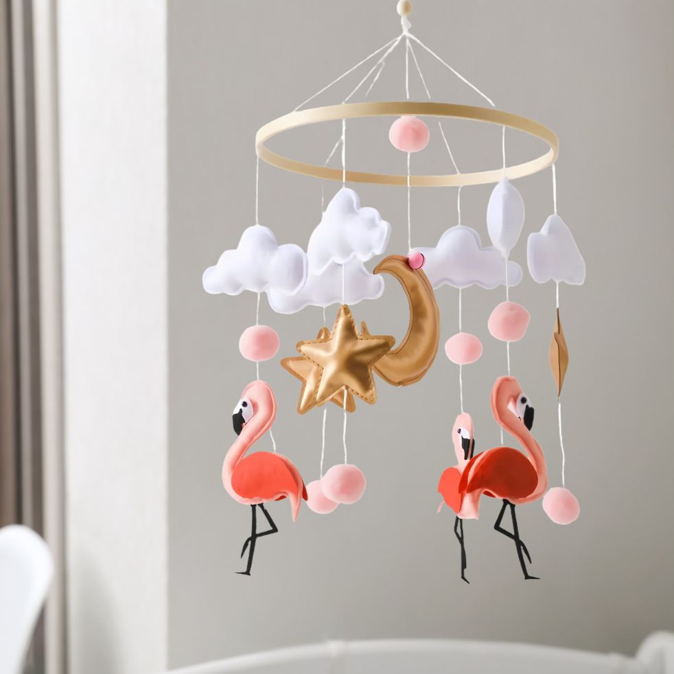 mobile bebe flamant rose sensoriel