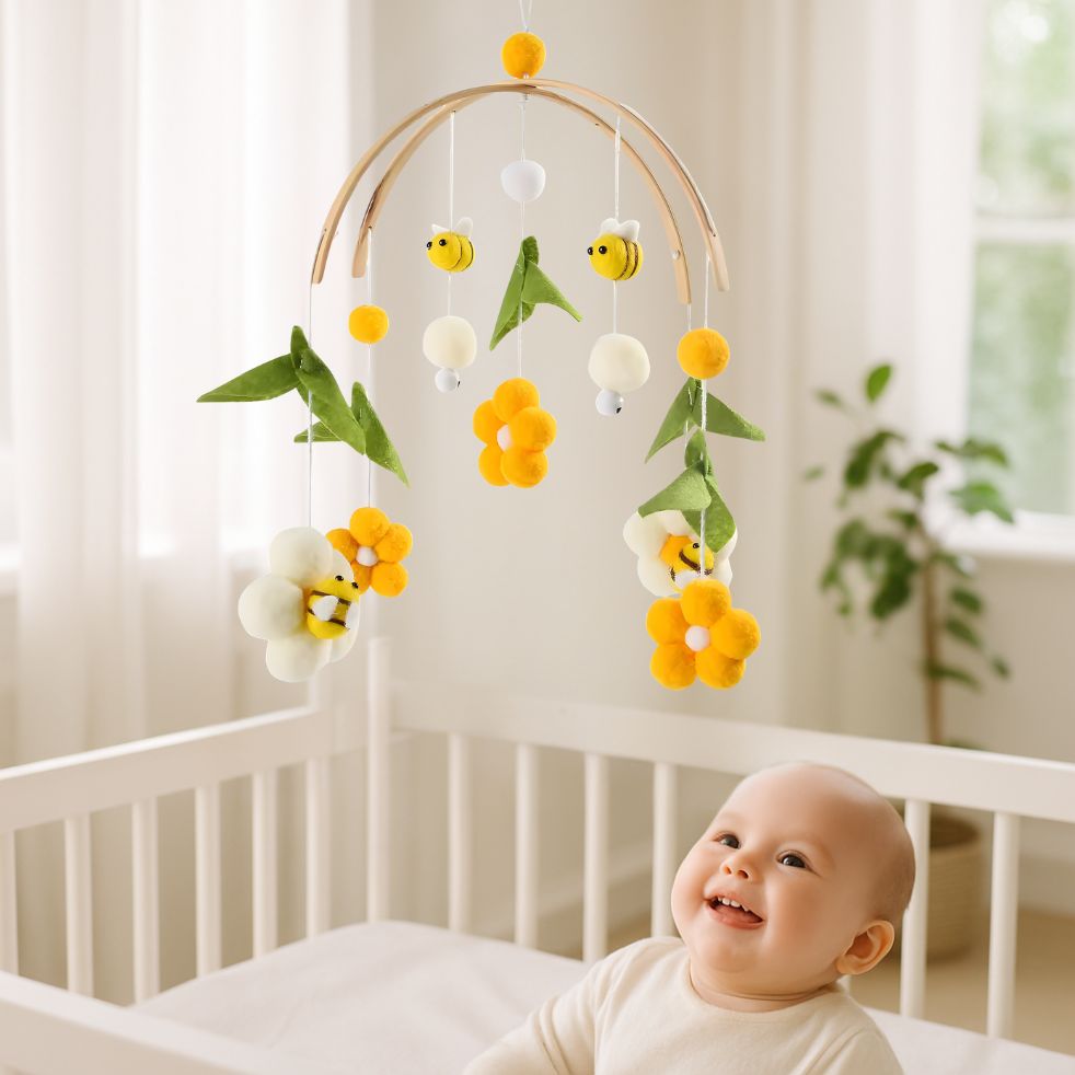mobile bebe fleur abeille enfant souriant dans berceau