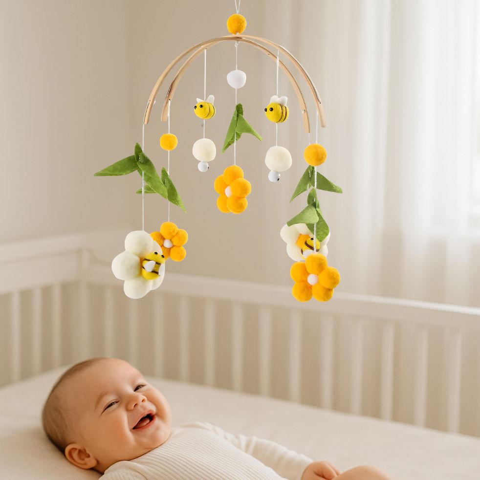 mobile bebe fleur abeille enfant souriant