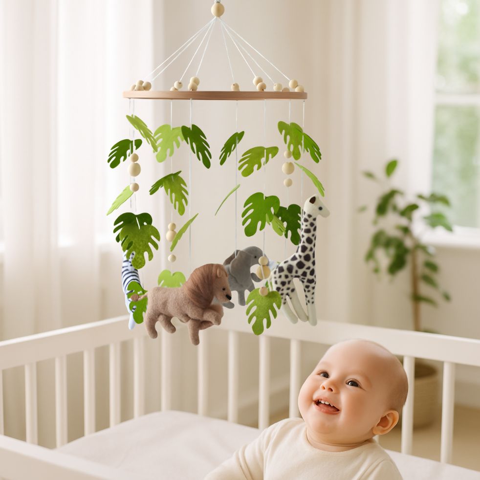 mobile bebe lion elephant girafe bebe souriant dans berceau