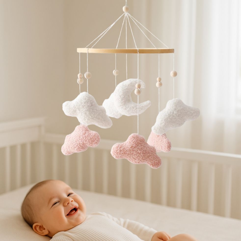 mobile bebe nuage rose blanc bebe souriant dans berceau