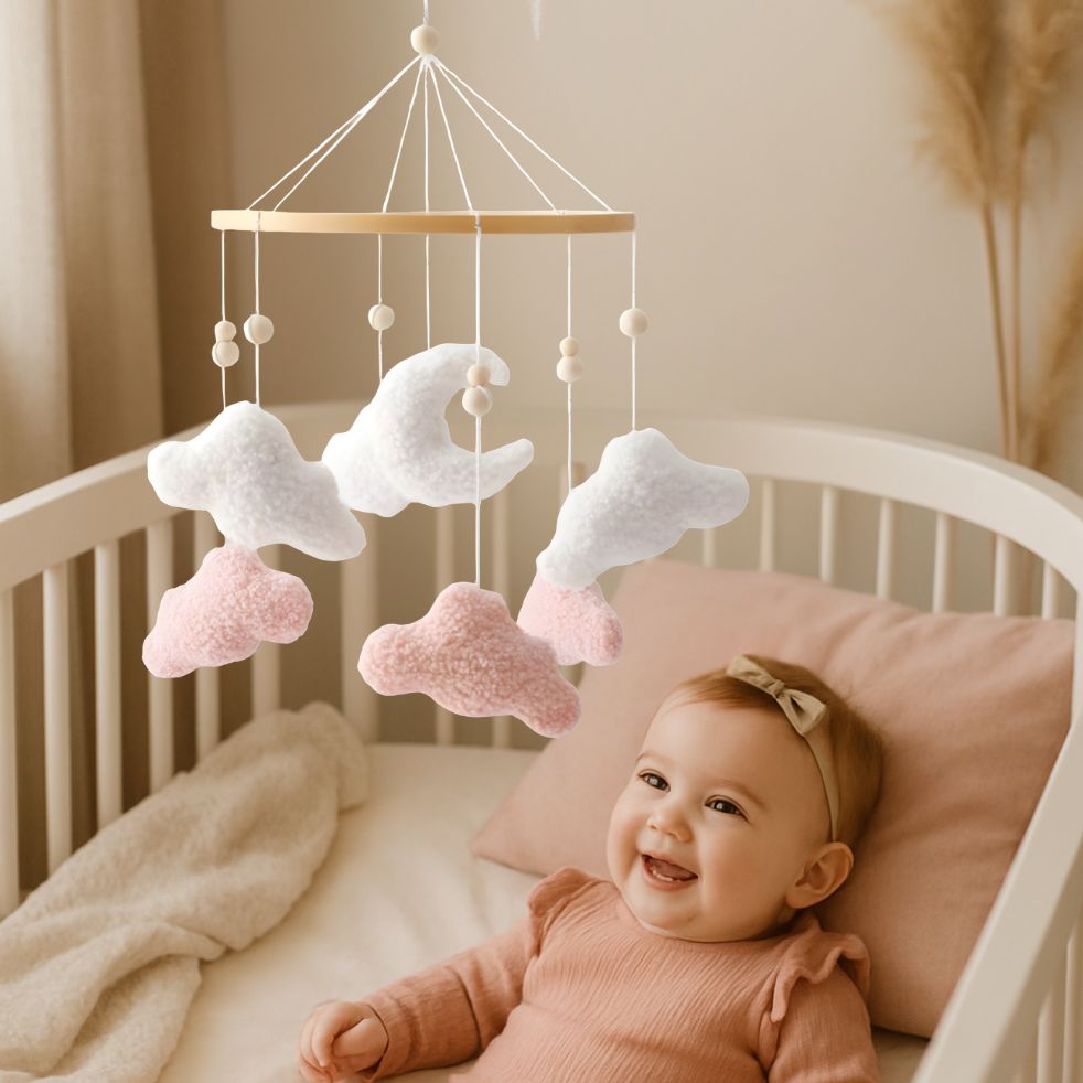 mobile bebe nuage rose blanc sensoriel fille souriante
