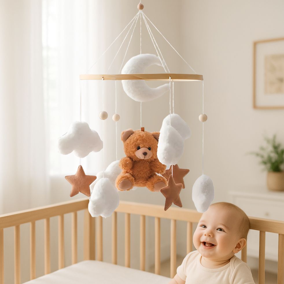 mobile bebe ours brun dans berceau bebe souriant