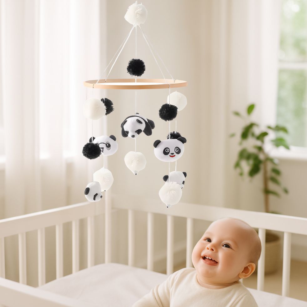 mobile bebe panda bebe souriant eveil dans berceau