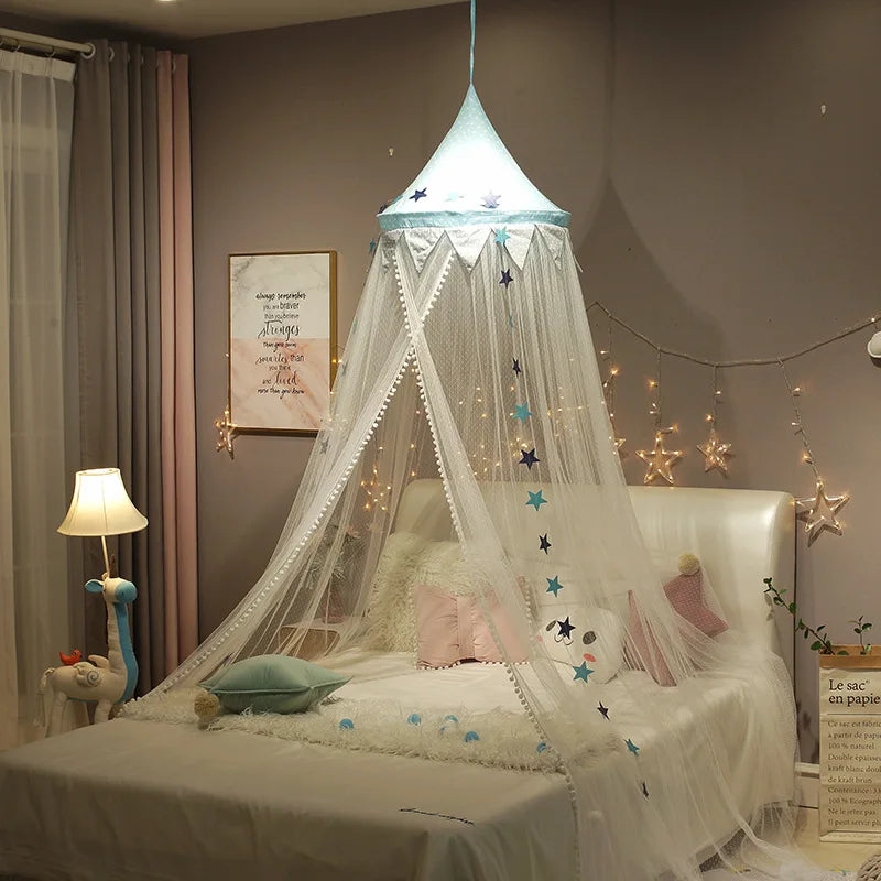 moustiquaire ciel de lit bleu autour lit enfant