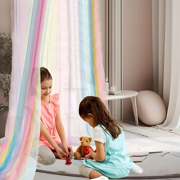 moustiquaire ciel de lit enfants jouant en dessous