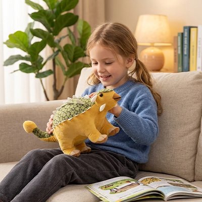 Peluche dinosaure jialong triceratops fille souriante