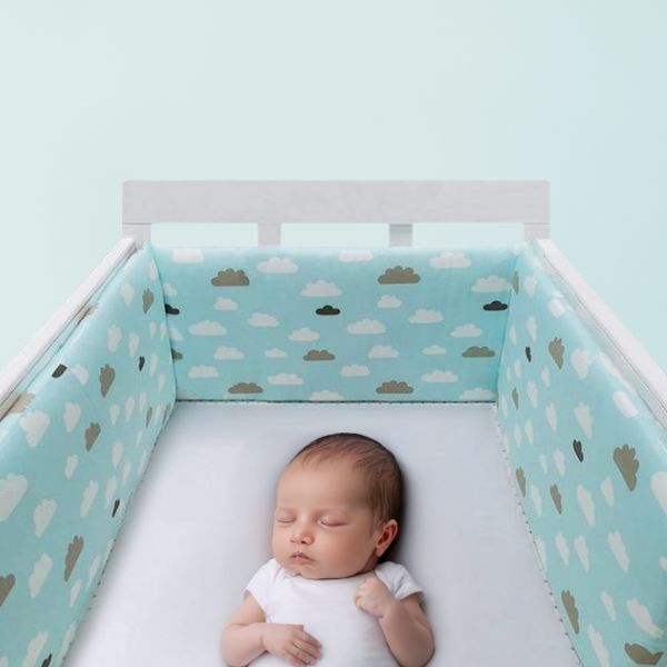 tour de lit bebe garcon endormi dans berceau