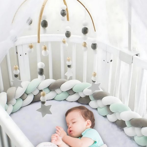 tour de lit tresse 4 brins bleu pale enfant endormi