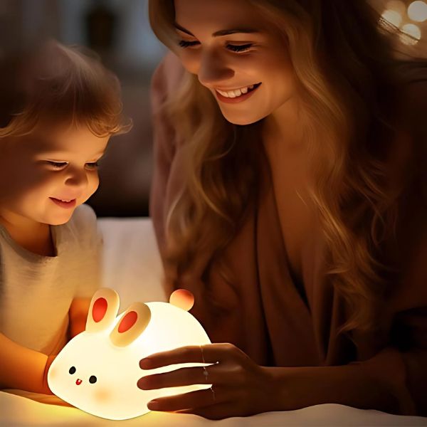 veilleuse lapin lumiere tamisee soir maman enfant souriants