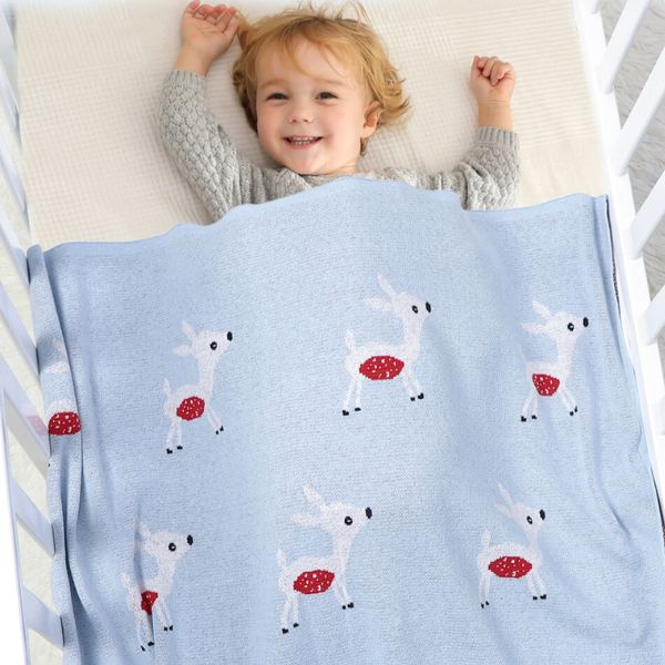 Couverture-bebe-coton-chevreuil-bleu-enfant-garcon-souriant