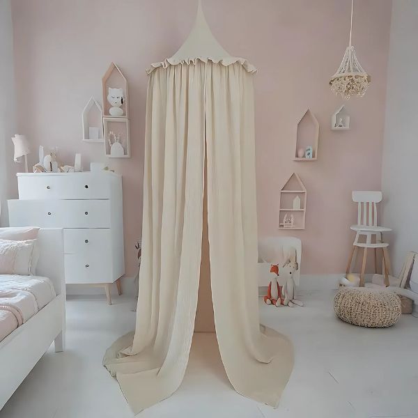 ciel de lit beige mousseline doux dans chambre enfant