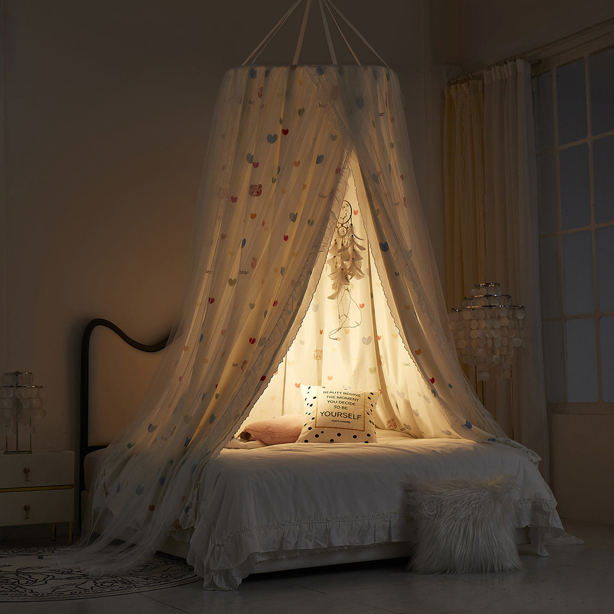 ciel de lit enfant dans chambre la nuit