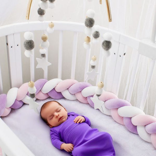 contour de lit rose blanc mauve enfant endormi