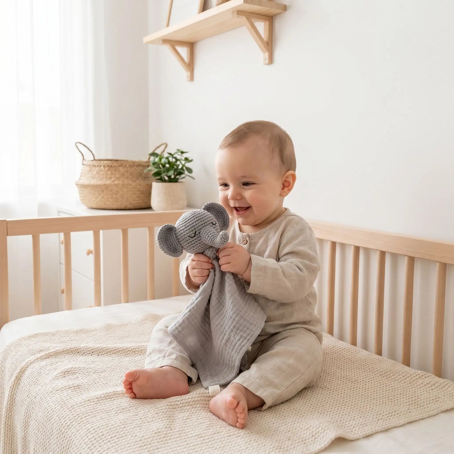 doudou éléphant gris bébé souriant