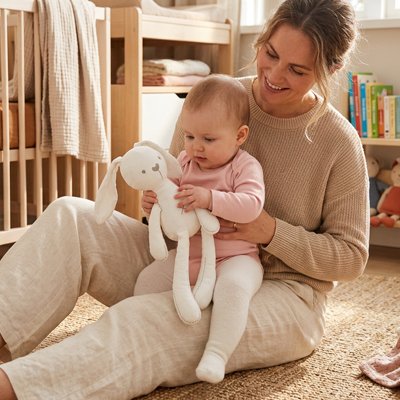 Doudou lapin blanc bébé maman souriante
