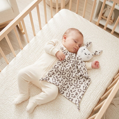 doudou lapin léopard bébé endormi berceau