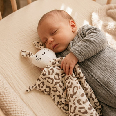 doudou lapin léopard bébé endormi