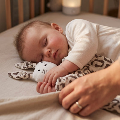 doudou lapin léopard bébé paisiblement endormi