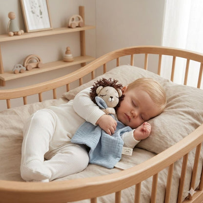 doudou lion bleu bébé endormi dans berceau