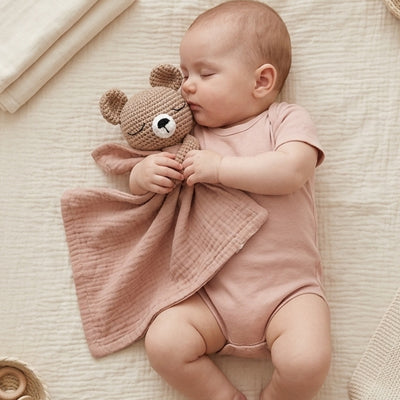 doudou ourson rose bébé endormi berceau