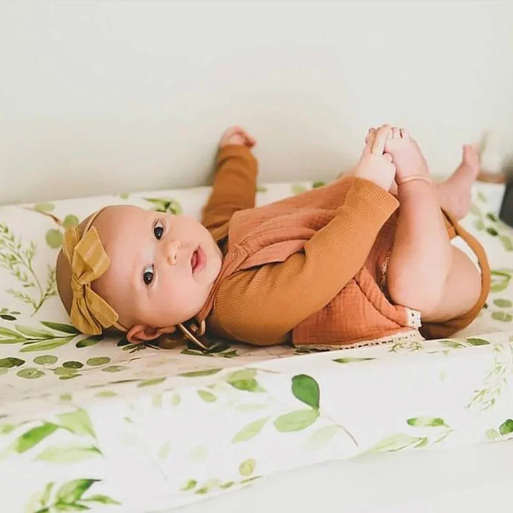 housse matelas à langer douce bébé fille souriante