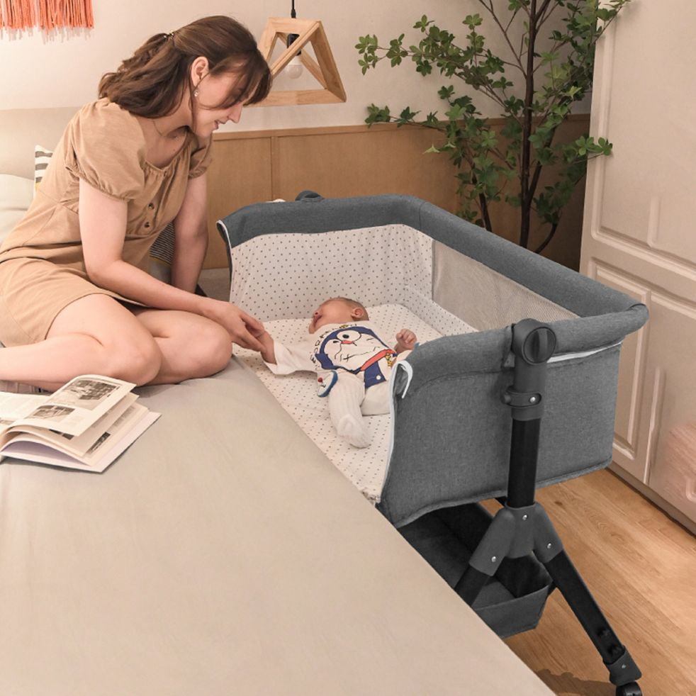 lit cododo bébé endormi lit maman souriante