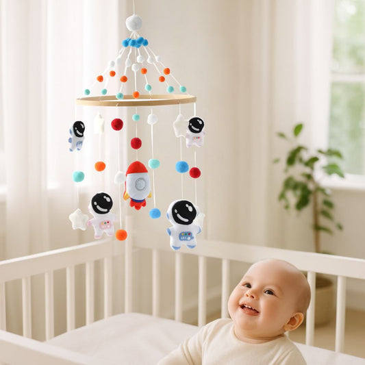 mobile bebe astronaute garcon souriant