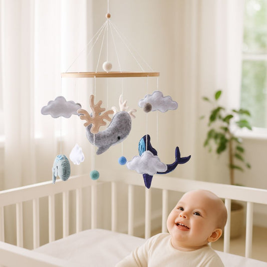 mobile bebe dauphin enfant souriant dans berceau