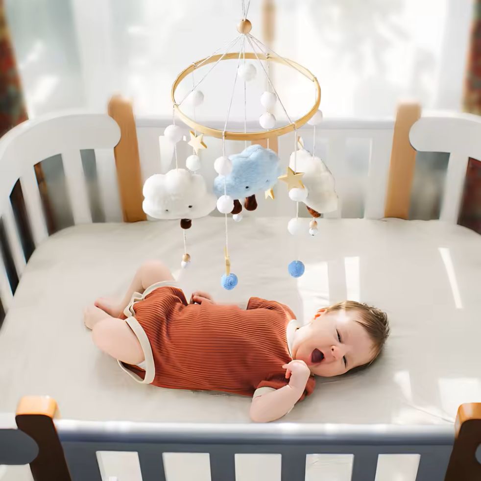 mobile bebe etoile enfant dans berceau