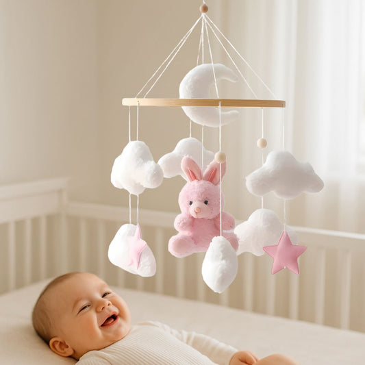 mobile bebe lapin rose bebe souriant dans berceau