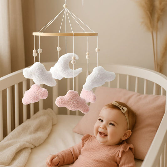 mobile bebe nuage rose blanc sensoriel fille souriante