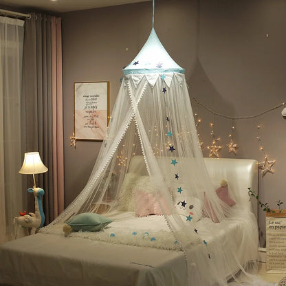 moustiquaire ciel de lit bleu autour lit enfant