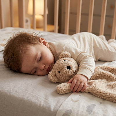 ours doudou kaki enfant endormi dans berceau