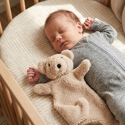 ours doudou kaki garçon endormi dans berceau