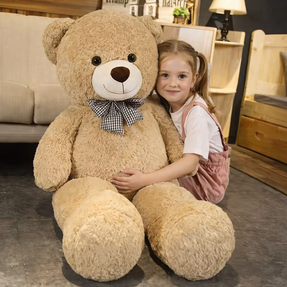 ours en peluche géant fillette souriante accotée sur peluche