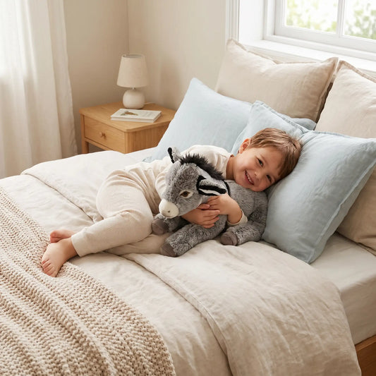 peluche âne géante grise enfant souriant