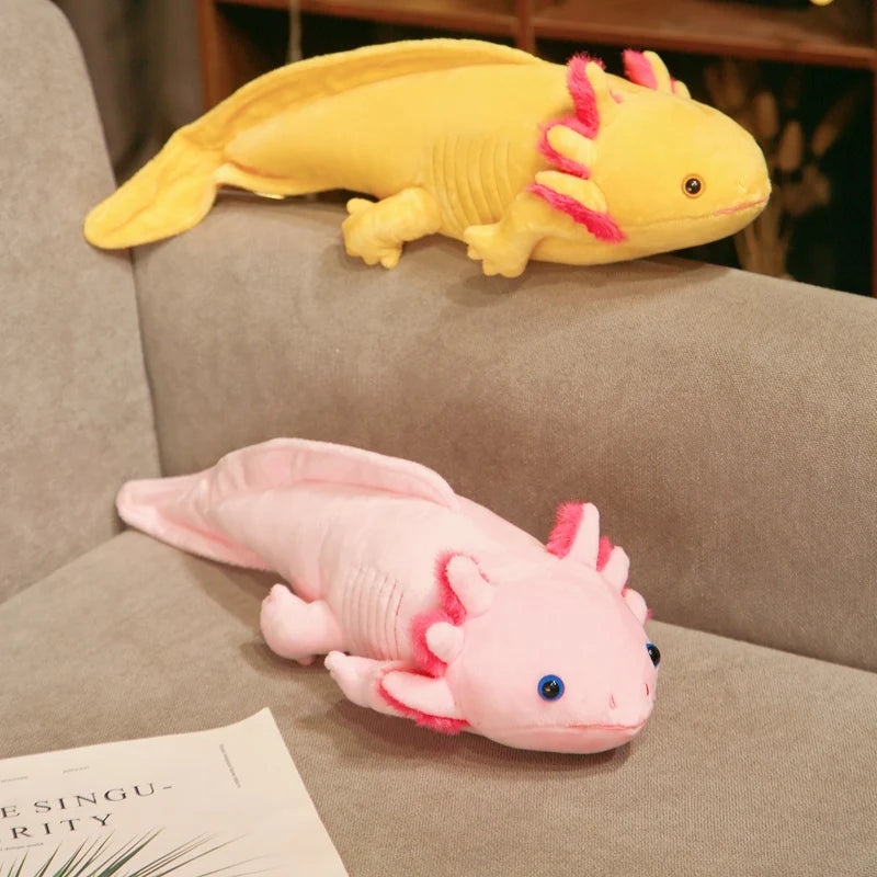 peluche axolotl jaune rose élégante sur canapé