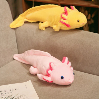 peluche axolotl jaune rose élégante sur canapé