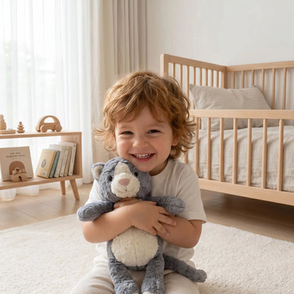 peluche chat gris enfant souriant