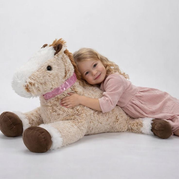 peluche cheval douce apaisante rassurante fillette souriante câlin