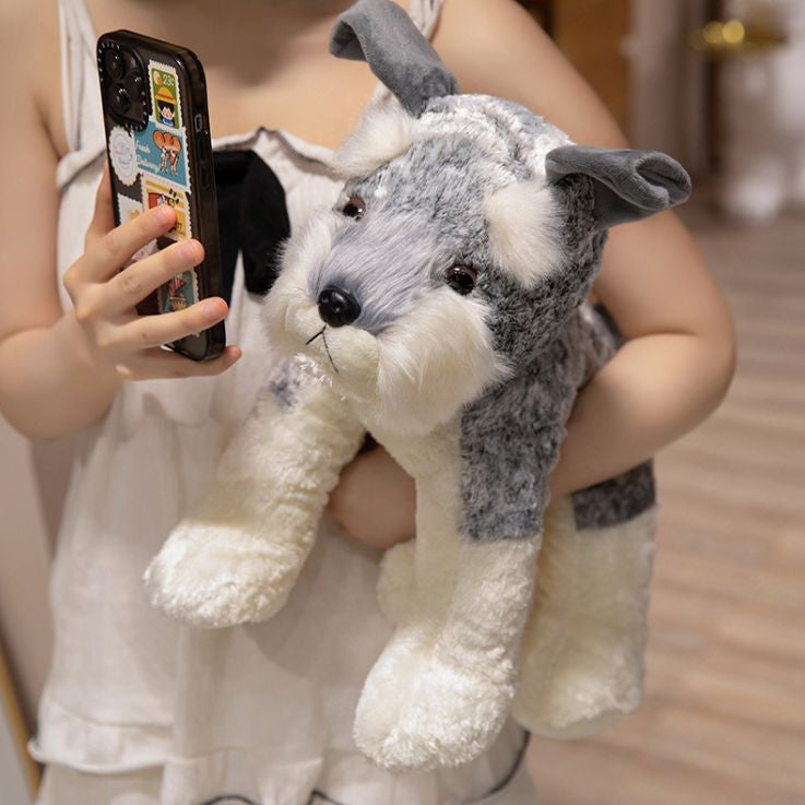 peluche chien schnauzer douce moelleuse dans bras maman