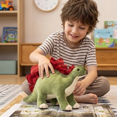 Peluche dinosaure stegosaurus garçon souriant