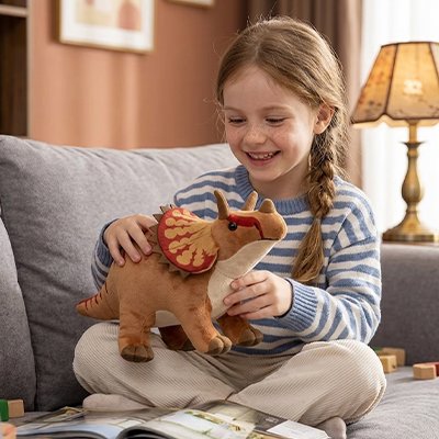 Peluche dinosaure jialong fille souriante